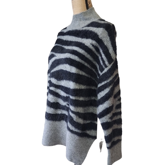 NWT Twine and String Zebra Fuzzy Mock Neck Juniors Sweater - Medium - Picture 5 of 8